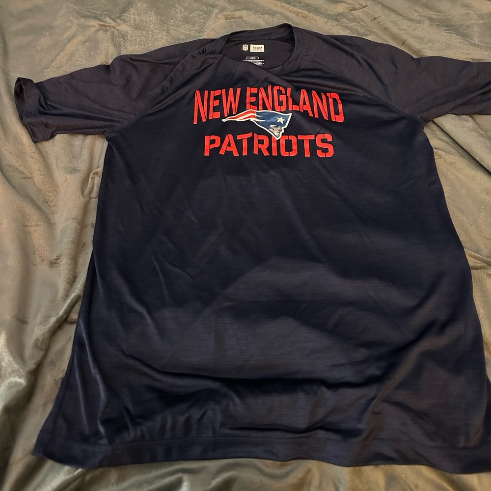 New England patriots lightweight shorts leave shirt size large